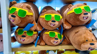 Playa del Carmen, Quintana Roo, Meksika - 20 Kasım 2023: Mini şirket mağazasının koridorlarında iç manzara