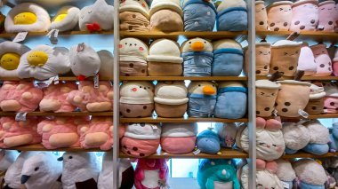 Playa del Carmen, Quintana Roo, Meksika - 20 Kasım 2023: Mini şirket mağazasının koridorlarında iç manzara