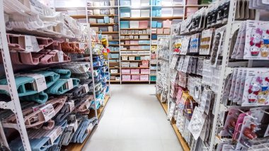 Playa del Carmen, Quintana Roo, Meksika - 20 Kasım 2023: Mini şirket mağazasının koridorlarında iç manzara