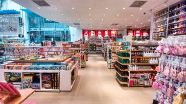 Playa del Carmen, Quintana Roo, Meksika - 20 Kasım 2023: Mini şirket mağazasının koridorlarında iç manzara