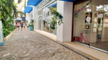 Playa del Carmen, Quintana Roo, Meksika - 20 Kasım 2023: Paseo del Carmen alışveriş merkezinin mağazaları ve mağazaları