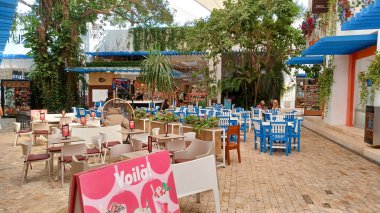 Playa del Carmen, Quintana Roo, Meksika - 20 Kasım 2023: Paseo del Carmen alışveriş merkezinin mağazaları ve mağazaları