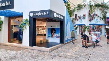 Playa del Carmen, Quintana Roo, Meksika - 20 Kasım 2023: Paseo del Carmen alışveriş merkezinin mağazaları ve mağazaları