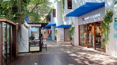 Playa del Carmen, Quintana Roo, Meksika - 20 Kasım 2023: Paseo del Carmen alışveriş merkezinin mağazaları ve mağazaları