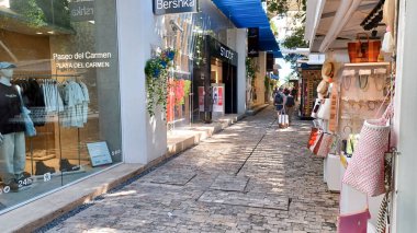 Playa del Carmen, Quintana Roo, Meksika - 20 Kasım 2023: Paseo del Carmen alışveriş merkezinin mağazaları ve mağazaları