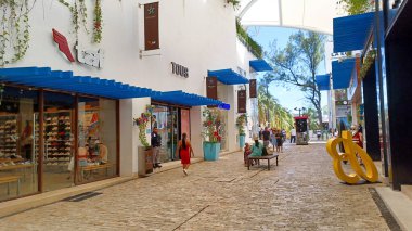 Playa del Carmen, Quintana Roo, Meksika - 20 Kasım 2023: Paseo del Carmen alışveriş merkezinin mağazaları ve mağazaları