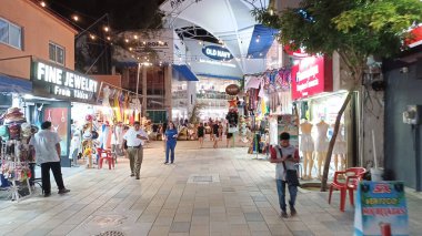 Playa del Carmen, Quintana Roo, Meksika - 20 Kasım 2023: Paseo del Carmen alışveriş merkezinin mağazaları ve mağazaları