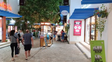 Playa del Carmen, Quintana Roo, Meksika - 20 Kasım 2023: Paseo del Carmen alışveriş merkezinin mağazaları ve mağazaları