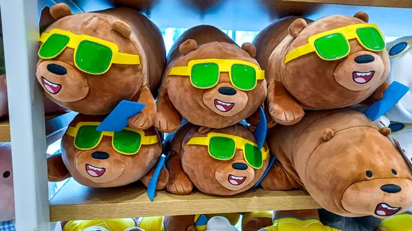 Playa del Carmen, Quintana Roo, Meksika - 20 Kasım 2023: Mini şirket mağazasının koridorlarında iç manzara