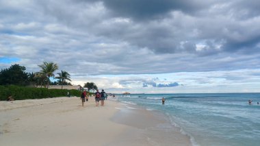 Playa del Car bölgesinin plajında Playa del Carmen, Meksika