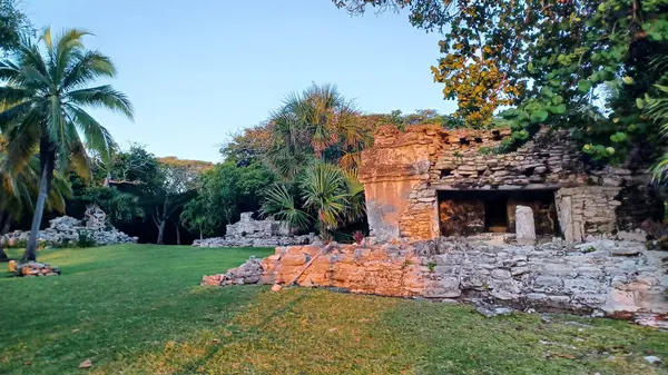 Playa del Carmen 'deki Maya harabelerine bakın.