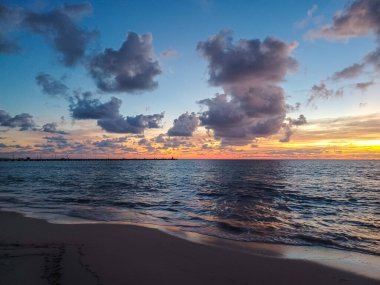 Güneş doğarken Karayip Denizi 'ni seyret