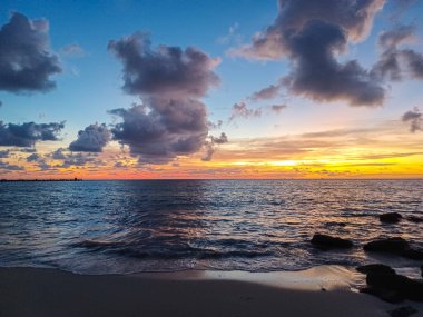 Güneş doğarken Karayip Denizi 'ni seyret