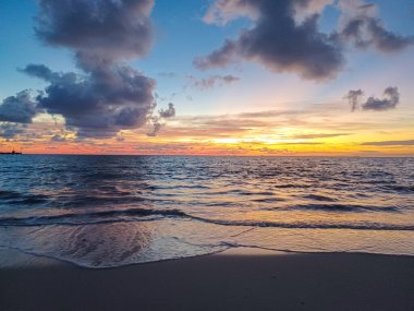 Güneş doğarken Karayip Denizi 'ni seyret
