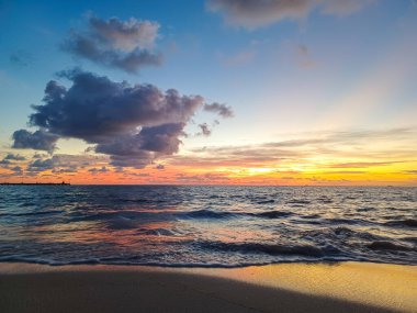 Güneş doğarken Karayip Denizi 'ni seyret