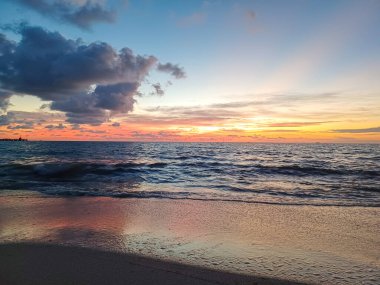 Güneş doğarken Karayip Denizi 'ni seyret