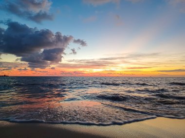 Güneş doğarken Karayip Denizi 'ni seyret