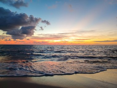 Güneş doğarken Karayip Denizi 'ni seyret