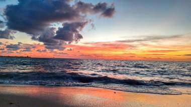 Güneş doğarken Karayip Denizi 'ni seyret