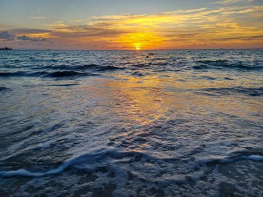 Güneş doğarken Karayip Denizi 'ni seyret