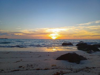 Güneş doğarken Karayip Denizi 'ni seyret