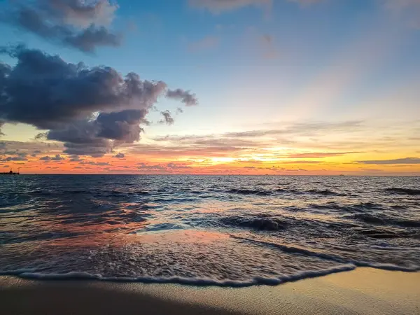 Güneş doğarken Karayip Denizi 'ni seyret