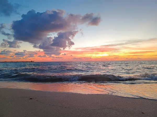 Güneş doğarken Karayip Denizi 'ni seyret