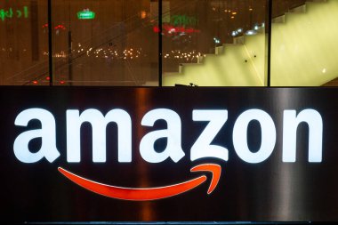 Toronto, ON, Kanada 10 Ağustos 2023: Toronto şehir merkezindeki Amazon mağazası tabelasında.