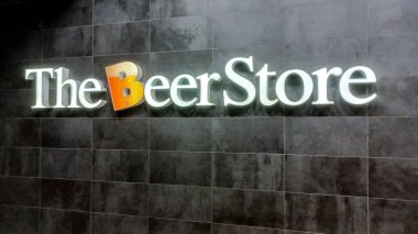 Toronto, On, Kanada 3 Ağustos 2023: The Beer Store 'un vitrinine bakın. Bira Mağazası, Kanada 'da merkezi bira perakendecileri zinciri..