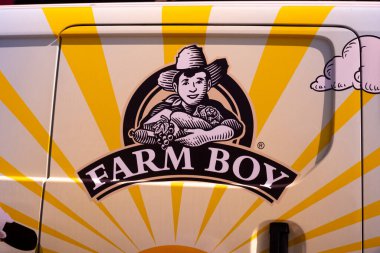 Toronto, Kanada 30 Ekim 2023: Binanın ön cephesinde Farm Boy perakende satış mağazasının logosuna bakın.