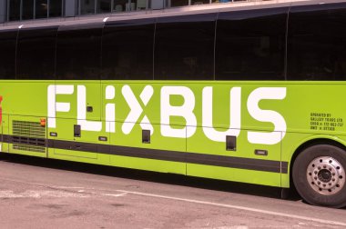 Toronto, ON, Kanada 30 Ağustos 2023: Toronto otoyolu üzerindeki Flixbus şirketinin otobüsünde.
