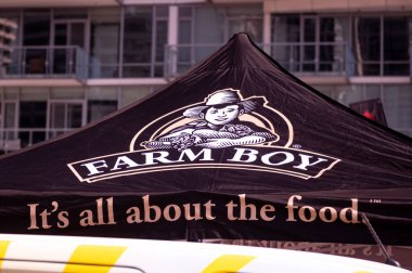 Toronto, Kanada 30 Ekim 2023: Binanın ön cephesinde Farm Boy perakende satış mağazasının logosuna bakın.