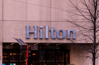 Toronto, ON, Kanada - 23 Ağustos 2023 Toronto 'daki Hilton Oteli tabelasında