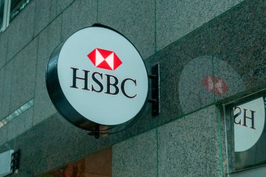 Toronto, ON, Kanada 17 Şubat 2024: HSBC Bank 'ın logosu ve markası. HSBC Holding plc, çok uluslu bir İngiliz bankasıdır..