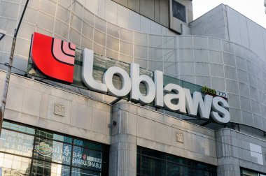 Toronto, ON, Kanada - 17 Aralık 2023 Loblaws 'ın harika yiyecek mağazası tabelasına bakın. Loblaws Inc. Kanada 'da bir süpermarket zinciri.