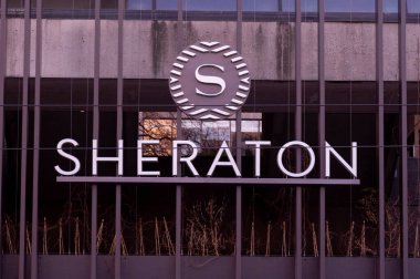 Toronto, ON, Kanada - 20 Şubat 2024: Duvardaki Sheraton Otel tabelasına bakın