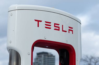 Toronto, ON, Kanada - 9 Ekim 2022: Toronto 'daki Tesla otomobil üretim şirketinin elektrik santralinde görüntüleme