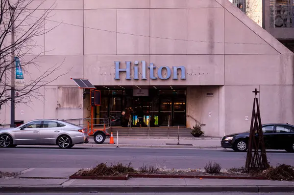 Toronto, ON, Kanada - 23 Ağustos 2023 Toronto 'daki Hilton Oteli tabelasında