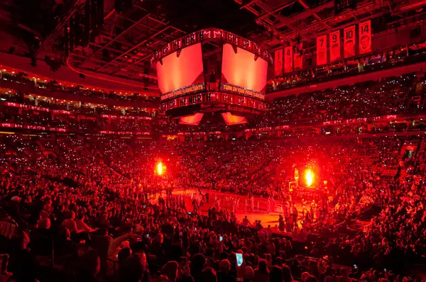 Toronto, Kanada - 07 Aralık 2022: Toronto Raptors normal sezon maçı sırasında Scotiabank Arena 'nın genel görünümü