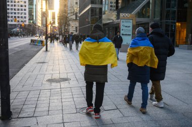 Toronto, Ontario, Kanada 24 Şubat 2024: Toronto şehir merkezinde Ukrayna bayraklı insanlar.
