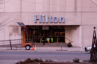 Toronto, ON, Kanada - 23 Ağustos 2023 Toronto 'daki Hilton Oteli tabelasında