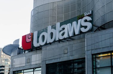 Toronto, ON, Kanada - 17 Aralık 2023 Loblaws 'ın harika yiyecek mağazası tabelasına bakın. Loblaws Inc. Kanada 'da bir süpermarket zinciri.
