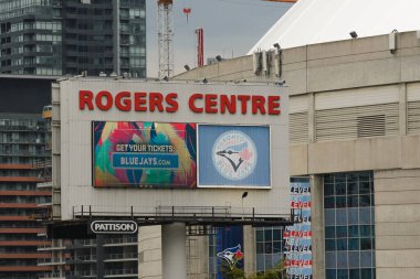 Toronto, ON, Kanada 23 Ağustos 2023: Rogers Centre Kanada 'nın Ontario şehrinde bulunan çok amaçlı geri çekilebilir bir çatı stadyumudur..
