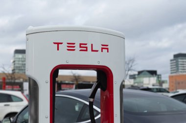 Toronto, ON, Kanada - 9 Ekim 2022: Toronto 'daki Tesla otomobil üretim şirketinin elektrik santralinde görüntüleme