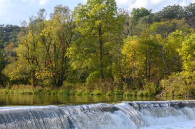 Toronto, Kanada 'daki Humber Nehri' nde gün batımında sonbahar sezonunda