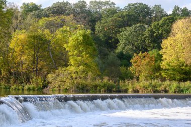 Toronto, Kanada 'daki Humber Nehri' nde gün batımında sonbahar sezonunda