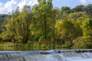 Toronto, Kanada 'daki Humber Nehri' nde gün batımında sonbahar sezonunda