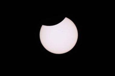 Toronto, ON, Kanada - 8 Nisan 2024: Kısmi güneş tutulması 2024 Toronto yakınlarındaki bulutlu bir gökyüzünden görüldü