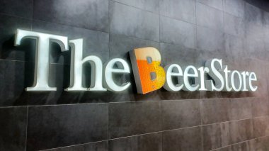 Toronto, ON, Kanada 3 Ağustos 2023: The Beer Store 'un vitrinindeki bira mağazası Kanada' da merkezi bira perakendecileri zinciri..