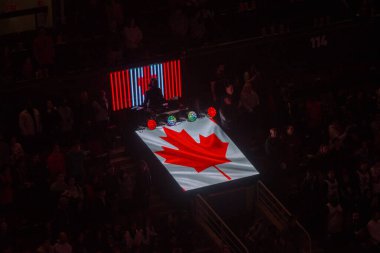 Toronto, ON, Kanada 17 Ağustos 2023: Binanın içindeki Kanada bayrağına bakın.